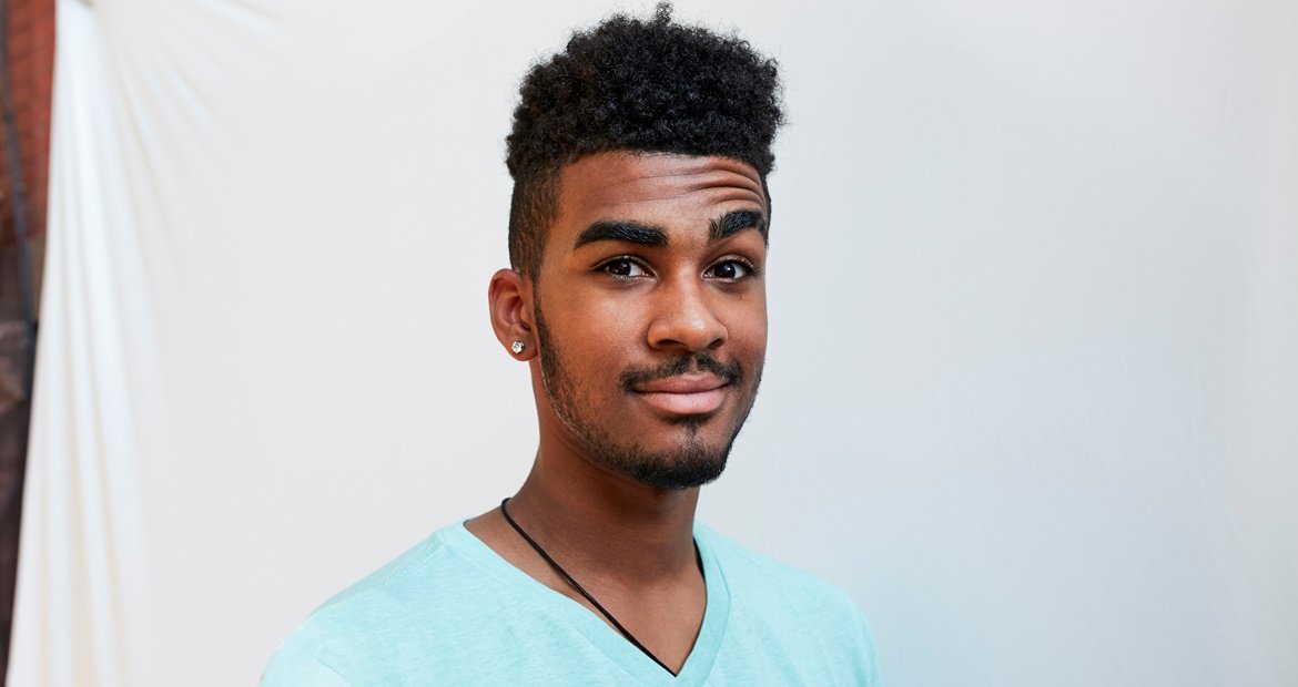 Corte em degradê masculino em cabelo cacheado